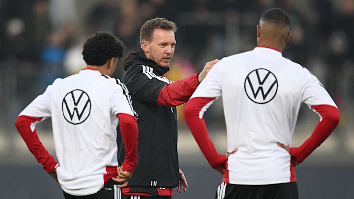 Julian Nagelsmann (in der Mitte) bereitet die Nationalmannschaft auf die letzten beiden WM-Qualifikationsspiele vor