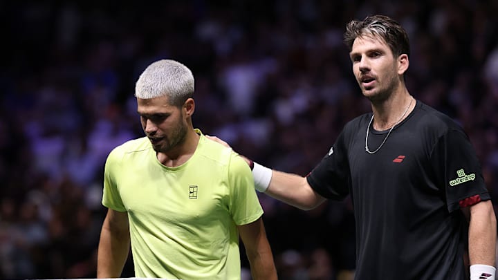 El británico Cameron Norrie (d), 31 del ranking ATP, derrotó al español Carlos Alcaraz, número 1 del mundo.