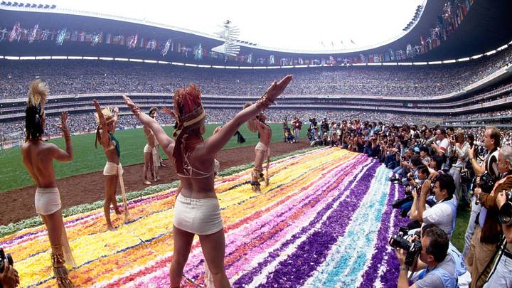 Bailarines ataviados con trajes tradicionales engalanan la ceremonia de apertura del Mundial 1986 en el Estadio Azteca de la Ciudad de México Bailarines ataviados con trajes tradicionales engalanan la ceremonia de apertura del Mundial 1986 en el Estadio Azteca de la Ciudad de México