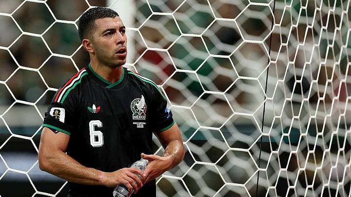 Erik Lira se ha convertido en una pieza clave dentro de la Selección Mexicana. Erik Lira se ha convertido en una pieza clave dentro de la Selección Mexicana.
