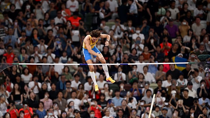 El sueco Armand Duplantis se elevó 6.30 metros para romper su propia marca mundial. El nacido en Estados Unidos parece sobrehumano.