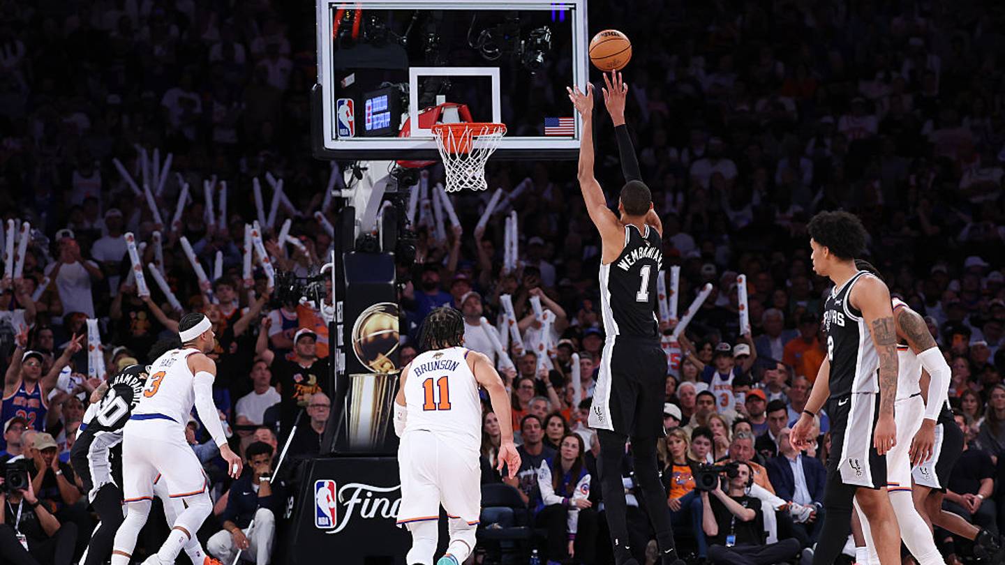 Spurs ganan 115-111 a Knicks en Nueva York y se acercan 2-1 
