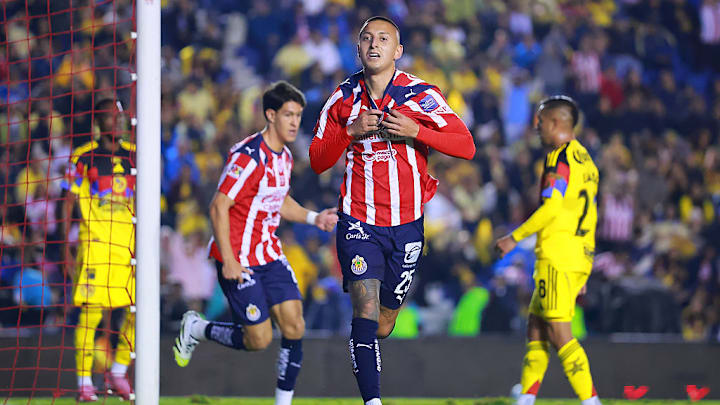 Roberto Alvarado anotó el gol con el que Chivas abrió el camino para llevarse el Clásico Nacional. Roberto Alvarado anotó el gol con el que Chivas abrió el camino para llevarse el Clásico Nacional.