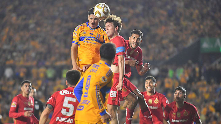 Marcel Ruiz (Toluca) y Romulo Zwarg (Tigres) disputan un balón aéreo en la final del Apertura 2025 de la Liga MX Marcel Ruiz (Toluca) y Romulo Zwarg (Tigres) disputan un balón aéreo en la final del Apertura 2025 de la Liga MX