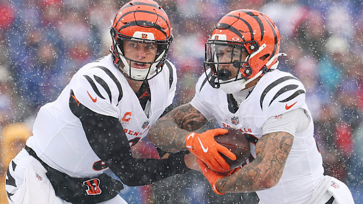 Chase Brown (der.) y Joe Burrow (izq.) ayudaron a los Bengals a conseguir una victoria de 45–21 sobre los Dolphins.