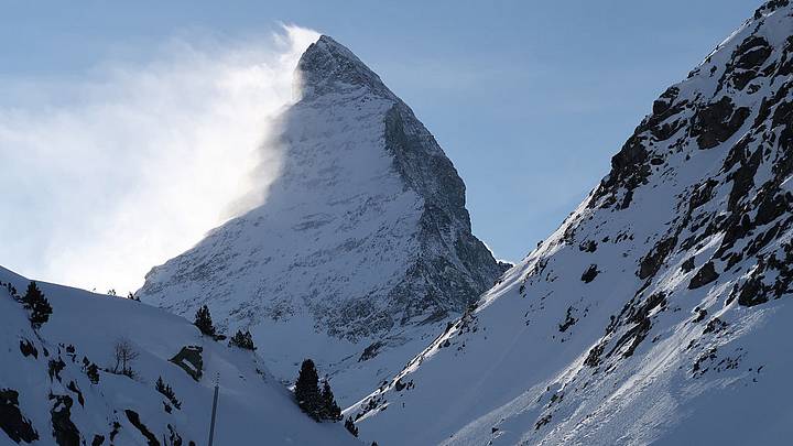 El viento hace volar la nieve en la cima del Matterhorn, en Zermatt, Suiza.