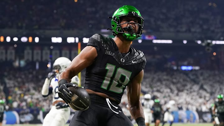 El ala cerrada de Oregon, Kenyon Sadiq, un prospecto que llama la atención.