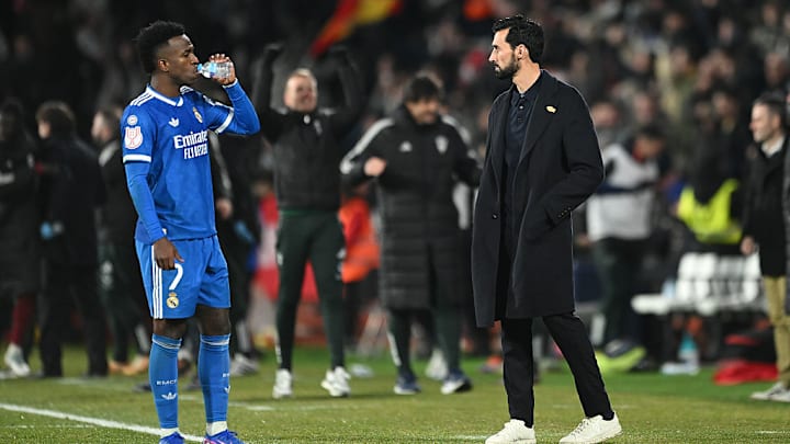 Vinícius Jr. junto a Álvaro Arbeloa, técnico del Real Madrid.