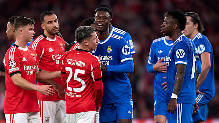 Momento en que Vinícius Jr. y Gianluca Prestianni discuten tras la acusación del brasileño de recibir insultos racistas.