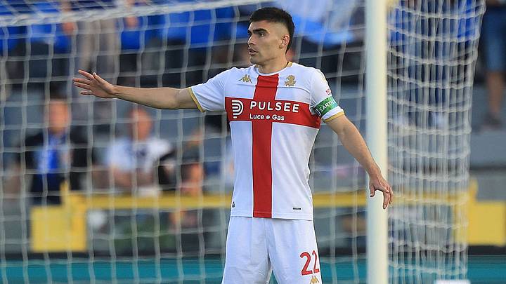 Johan Vásquez ha sido titular con el Genoa, pero se esperaba que cambiara de club. Johan Vásquez ha sido titular con el Genoa, pero se esperaba que cambiara de club.