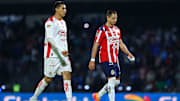 Javier Hernández se va cabizbajo de la cancha del Olímpico Universitario, luego de la eliminación de las Chivas en el Apertura 2025.