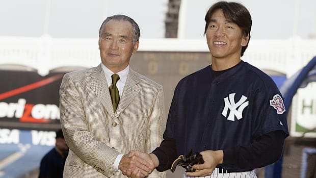 Hideki Matsui, entonces estrella de los Yankees, junto a Shigeo Nagashima, manager que lo formó en los Yomiyuri Giants.