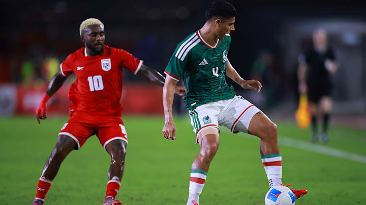 Víctor Guzmán (México) disputa un balón con Ricardo Phillips (Panamá) en el partido de este jueves en el Estadio Rommel Fernández Víctor Guzmán (México) disputa un balón con Ricardo Phillips (Panamá) en el partido de este jueves en el Estadio Rommel Fernández
