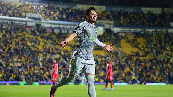 Rapahel Veiga celebra el primer gol de la victoria del América sobre el Mazatlán FC.