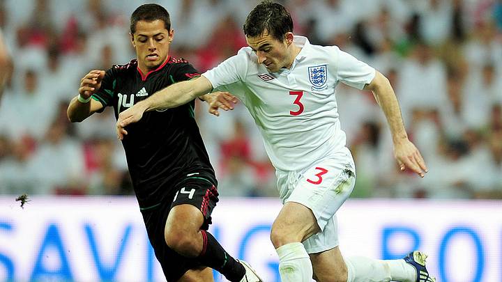 "Chicharito" Hernández disputa un balón con Leighton Baines, en el último partido entre México e Inglaterra, en mayo de 2010 "Chicharito" Hernández disputa un balón con Leighton Baines, en el último partido entre México e Inglaterra, en mayo de 2010