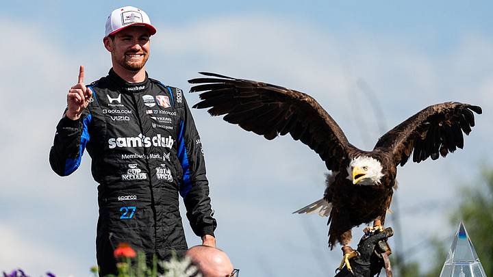 Tras consumar su victoria en las calles de la capital, Kyle Kirkwood inmortaliza el triunfo al lado de un águila calva Tras consumar su victoria en las calles de la capital, Kyle Kirkwood inmortaliza el triunfo al lado de un águila calva