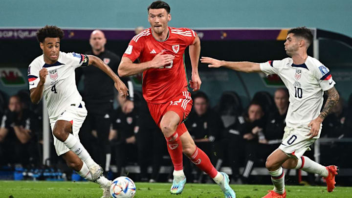 Kieffer Moore em Estados Unidos x Gales 