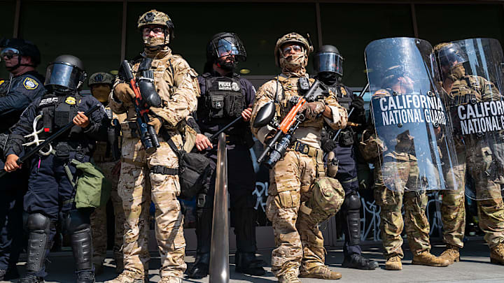 La policía y la Guardia Nacional durante las protestas ocurridas en Los Angeles. La policía y la Guardia Nacional durante las protestas ocurridas en Los Angeles.