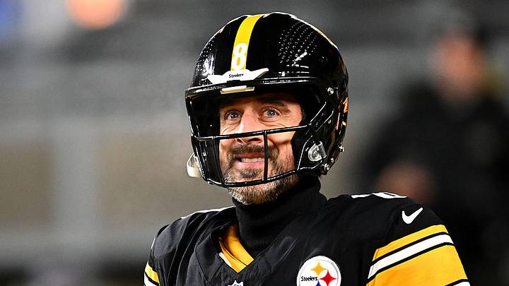 Aaron Rodgers aún no decide si volverá con los Steelers.