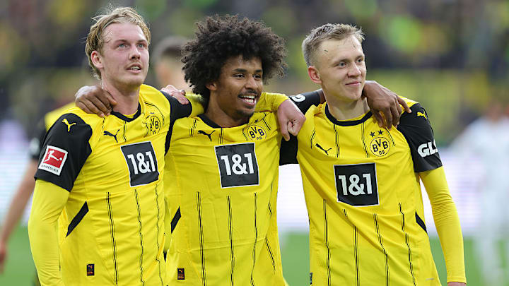 Drei Konkurrenten Arm in Arm: Julian Brandt, Karim Adeyemi und Maximilian Beier