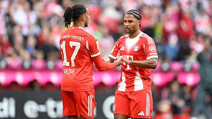 Michael Olise und Serge Gnabry im Bayern-Trikot