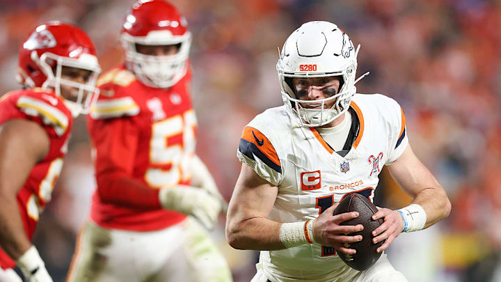 Bo Nix tuvo una noche de Navidad complicada frente a Kansas City, pero hizo el trabajo justo para la victoria.