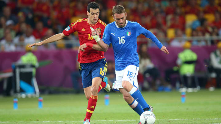 Sergio Busquets e Daniele De Rossi na final da Euro 2012