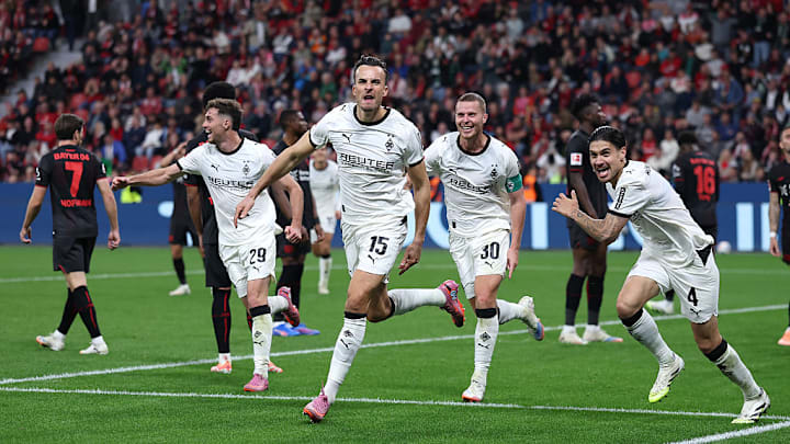 Die Borussia bejubelt den späten Punktgewinn bei Bayer Leverkusen
