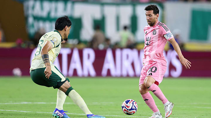 Messi es marcado por Gustavo Gómez, en el empate entre el Inter Miami y Palmeiras.