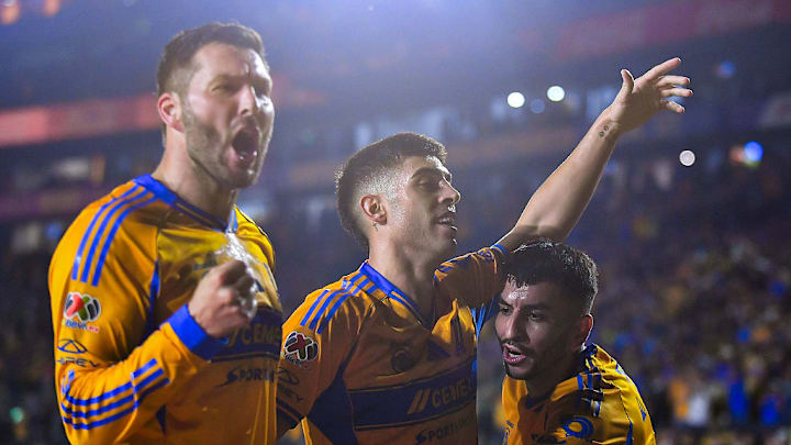 Gignac, Brunetta y Correa celebran el pase de Tigres a la Final.