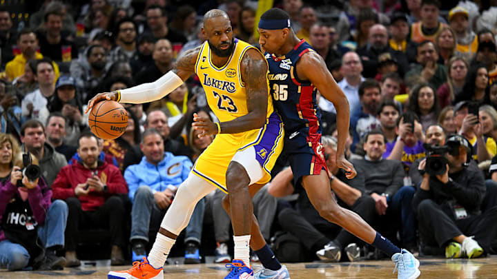 LeBron James anotó 11 puntos, repartió cinco asistencias, capturó tres rebotes y robó un balón.