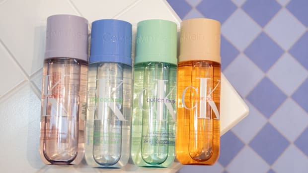 La colección CK Hair & Body Perfume Mists está disponible en una presentación de 236 ml, para llevarla a donde vayas. 