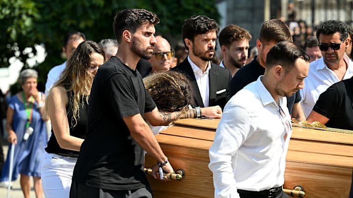 Rubén Neves junto a la esposa de Diogo Jota, en el funeral del jugador.