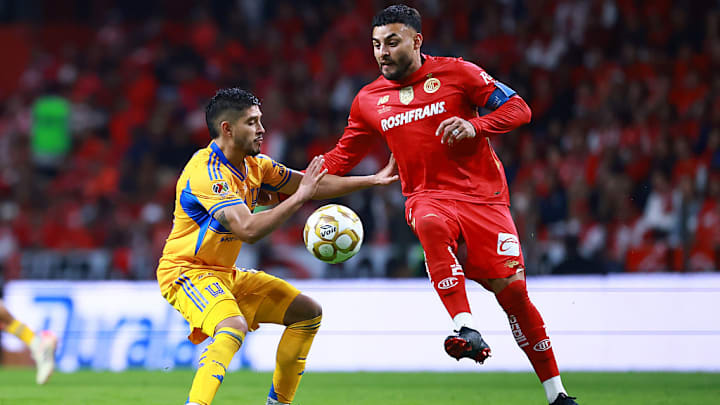 Alexis Vega (Toluca), se quita la marca de Jesús Garza (Tigres) Alexis Vega (Toluca), se quita la marca de Jesús Garza (Tigres)