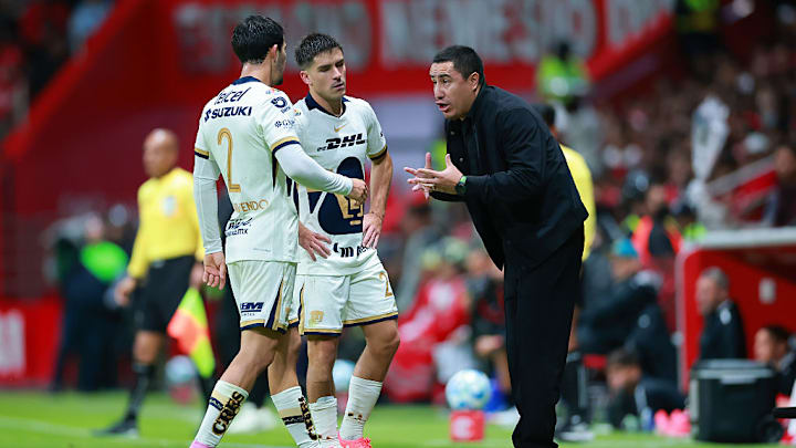 Efraín Juárez le da indicaciones a un par de jugadores de los Pumas en un partido del Apertura 2025