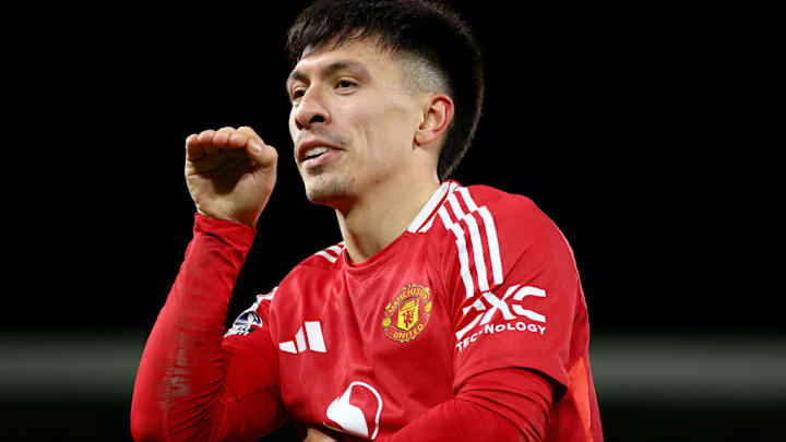 Dos históricos del Manchester United piden al argentino Lisandro Martínez aceptar mejor las críticas.