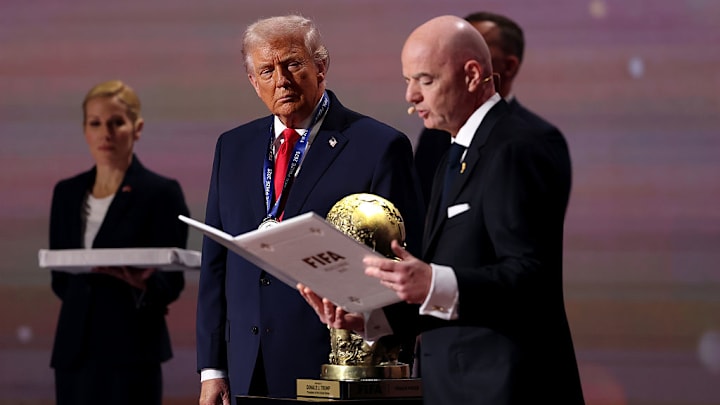 Gianni Infantino, presidente de la FIFA, cuando otorgó el cuestionado 'Premio de la Paz' a Donald Trump.