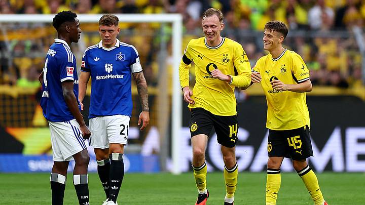 Giannis Konstantelias y Maximilian Beier, del Borussia Dortmund celebran tras el gol. Giannis Konstantelias y Maximilian Beier, del Borussia Dortmund celebran tras el gol.