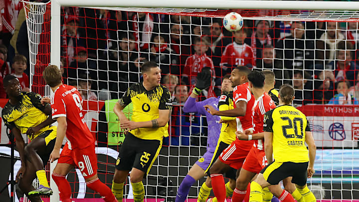 Harry Kane (Nr.9) erzielt das 1:0 - schubste aber vorher Serhou Guirassy (l.)