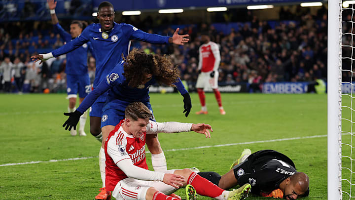 El portero Roberto Sánchez, del Chelsea, realiza un atajada a un disparo de Viktor Gyoekeres, del Arsenal.