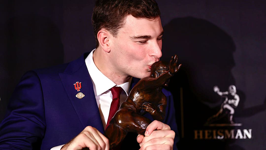 Fernando Mendoza con la estatuilla más preciada del futbol americano colegial: el trofeo Heisman.