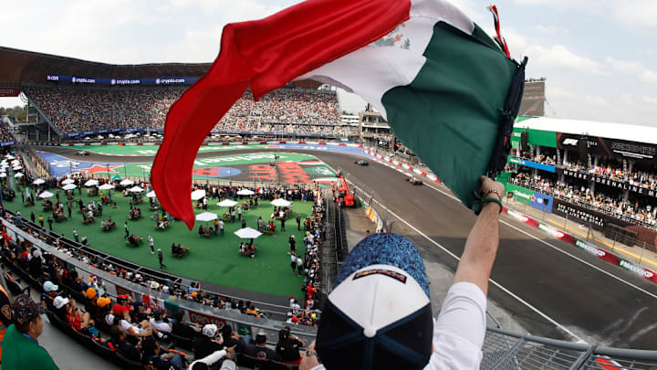 La pasión en las gradas del Autódromo Hermanos Rodríguez por el Gran premio de México.