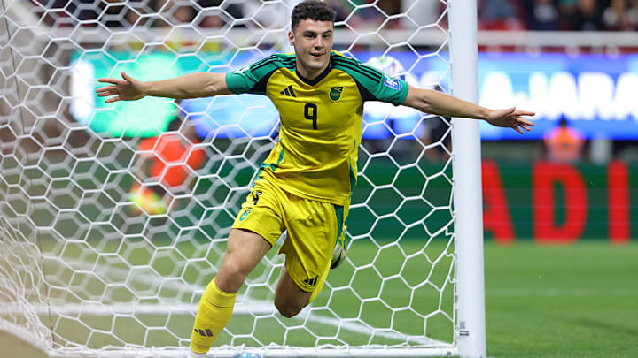 Bailey-Tye Cadamarteri celebra el gol de la victoria ante Nueva Caledonia. Bailey-Tye Cadamarteri celebra el gol de la victoria ante Nueva Caledonia.