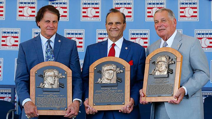 Tony La Russa (i), Joe Torre (c) y el recién fallecido Bobby Cox (d), en el momento de su inducción al Salón de la Fama del Beisbol. Tony La Russa (i), Joe Torre (c) y el recién fallecido Bobby Cox (d), en el momento de su inducción al Salón de la Fama del Beisbol.