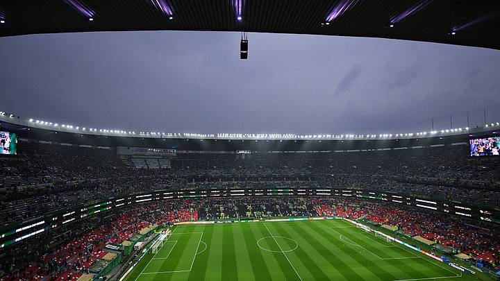 El inicio del partido entre México y Ecuador fue pospuesto, inicialmente media hora, por la tormenta eléctrica en la zona del estadio.