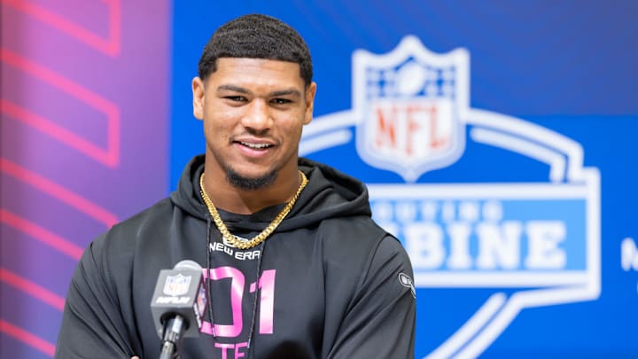 Elijah Arroyo, ala cerrada de Miami Hurricanes, obtuvo buenas calificaciones en el reciente Combine, de cara al Draft de la NFL.