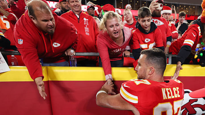 Dura Navidad. Travis Kelce dejó así el estadio Arrowhead tras la derrota de Kansas City. Su retiro aún está en vilo.