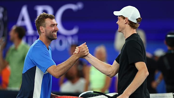 Jannik Sinner (D), felicita al joven Jordan Smith.