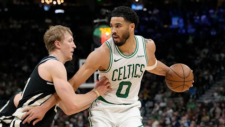 Jayson Tatum elude la marca de A.J. Green en la victoria de los Celtics sobre los Bucks.
