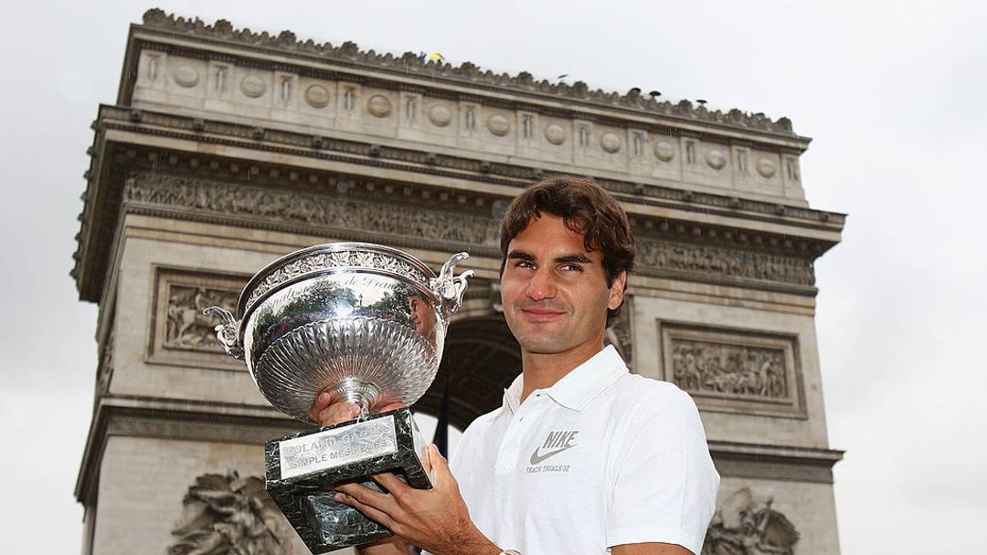 Roger Federer con el trofeo de Roland Garros, el único de su carrera, el cual ganó en 2009.